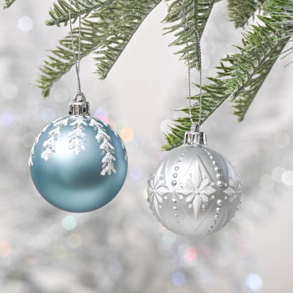 Set 24 ornamente brad, albastru si argintiu, cu fulgi de nea – Globuri Craciun
