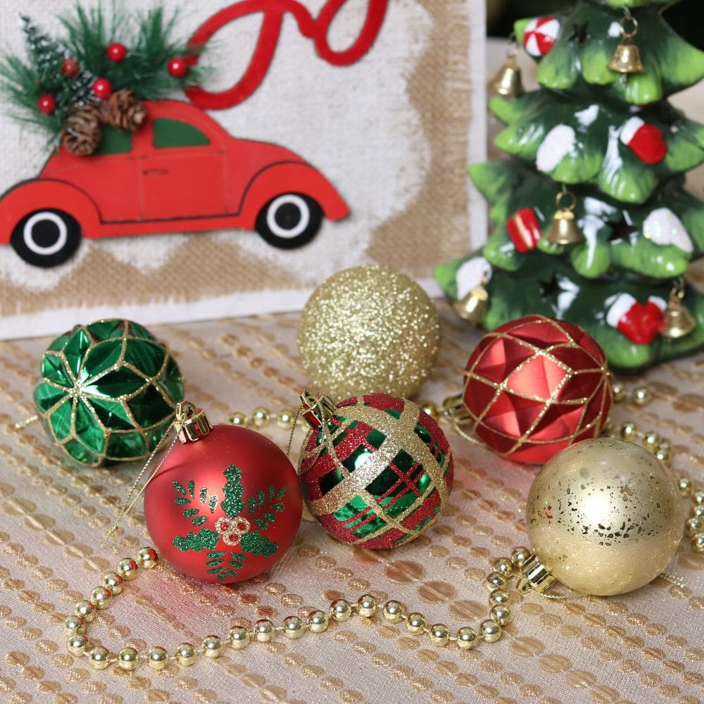 Set 30 ornamente brad cu model festiv – globuri rosii, globuri aurii si verzi